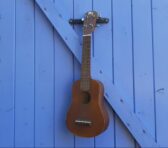 gitarreanblauerwand